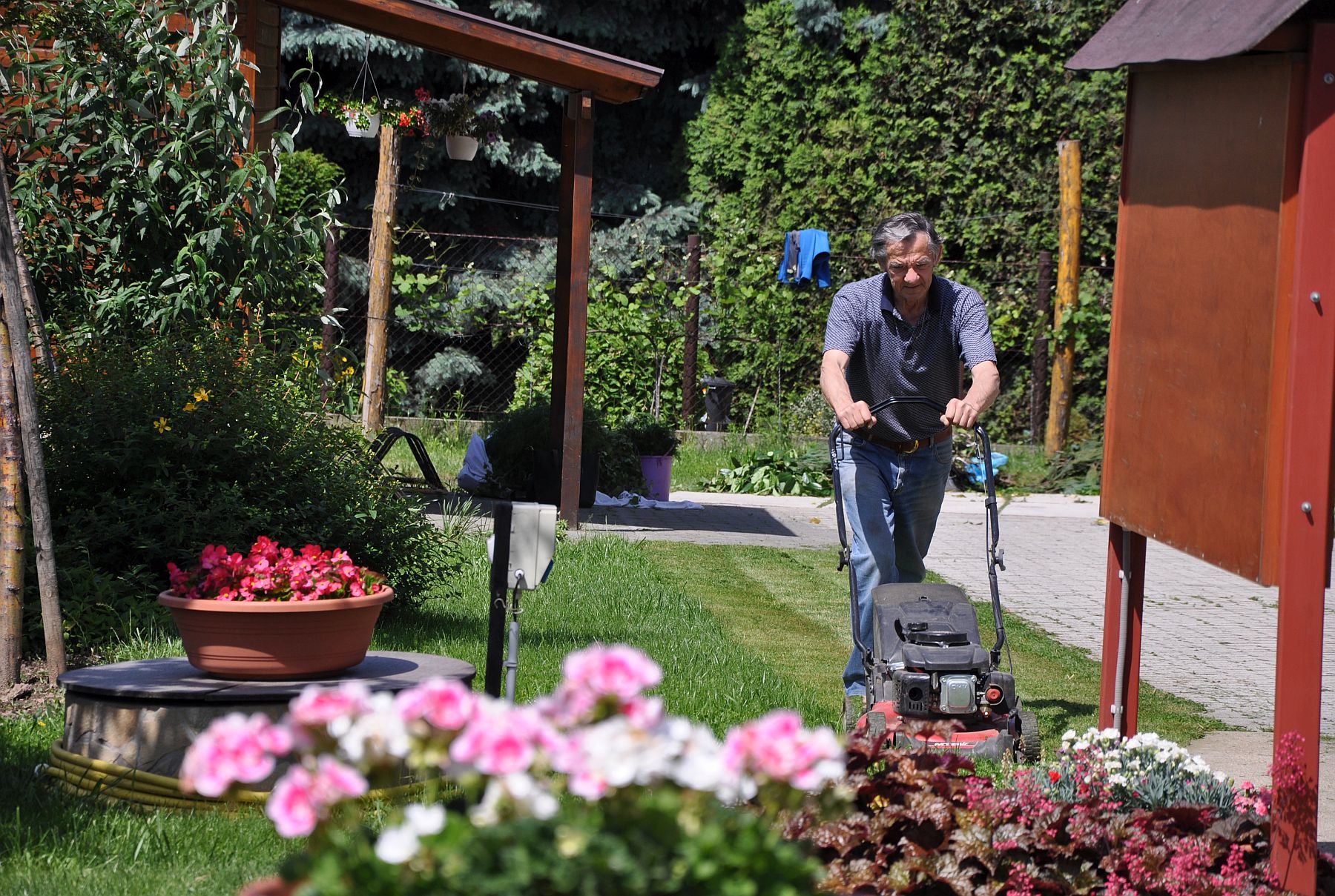 Templomkert és kerítésdíszítés öreghegyi összefogással